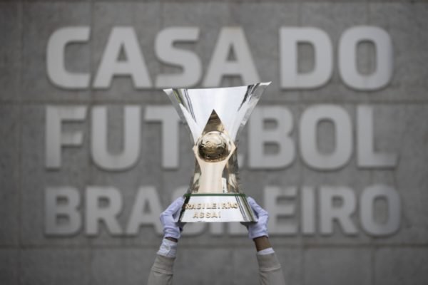 Imagem colorida do troféu do Campeonato Brasileiro- Metrópoles