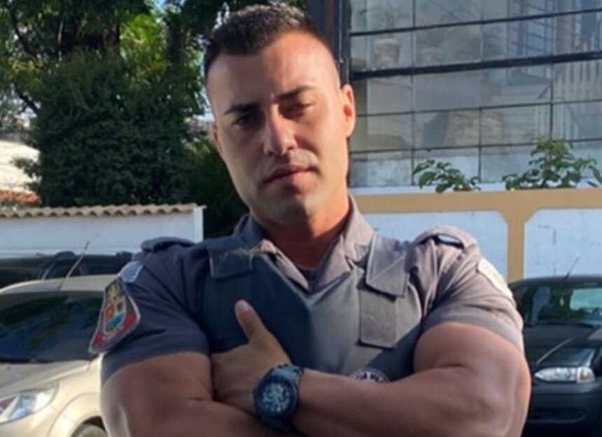 Em foto colorida policial militar musculoso, de farda, com os braços cruzados - Metrópoles