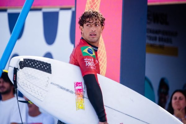Imagem colorida do surfista João Chianca