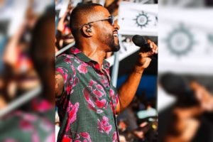 Foto colorida com três montagens do cantor Alexandre Pires cantando no Cruzeiro. Cantor estava com blusa florida e óculos escuros