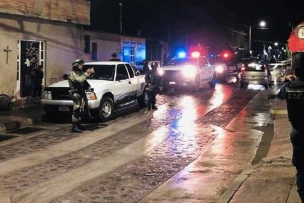 Imagem colorida mostra policiais no município de Celaya, no México, após cinco estudantes mortos terem sido encontrados num carro - Metrópoles