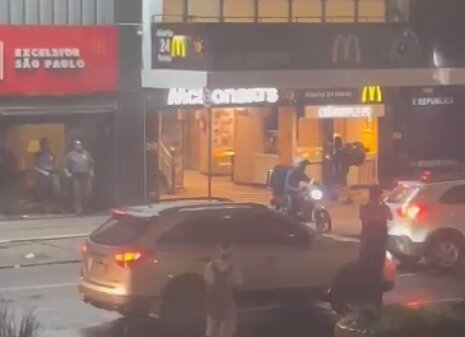 Foto colorida mostra unidade do McDonald's é depredada