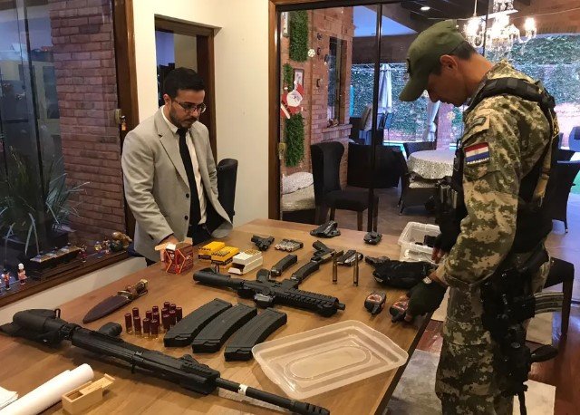 Foto colorida de cpoliciais com armas de fogo em busca e apreensão - Metrópoles