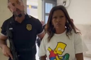 Mulher negra e camiseta do Bart Simpson é conduzida por policial civil - Metrópoles