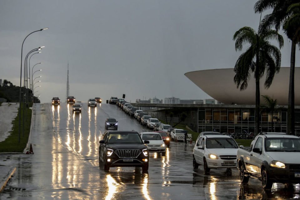 Foto colorida da cúpula da Câmara dos deputados em dia de chuva - Metrópoles