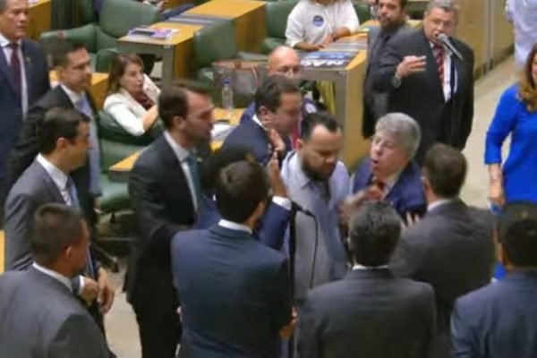 Empurra-empurra entre deputados na Alesp durante votação da privatização da Sabesp - Metrópoles