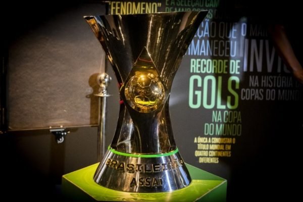 Imagem colorida mostra Taça do Campeonato Brasileiro de 2023, o Brasileirão - Metrópoles