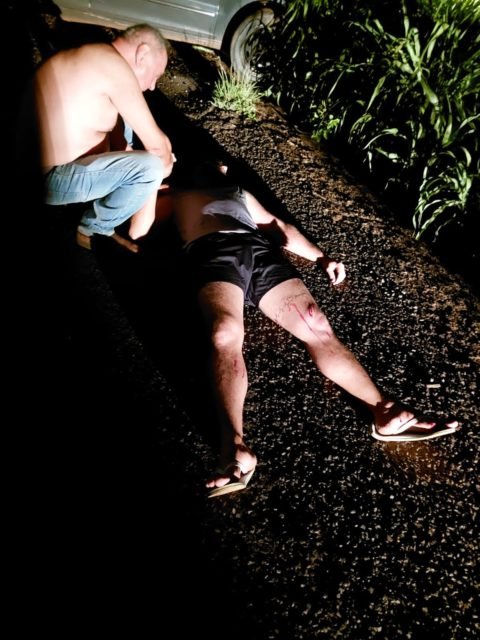 Zé Neto aparece deitado no chão e cercado de pessoas após acidente de carro - Metrópoles