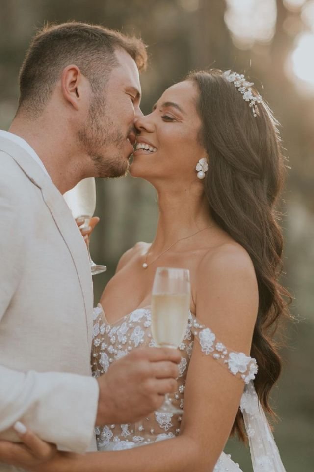 Foto colorida de um casal se casando - Metrópoles