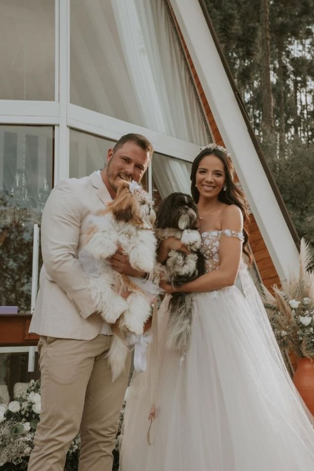 Foto colorida de um casal se casando - Metrópoles