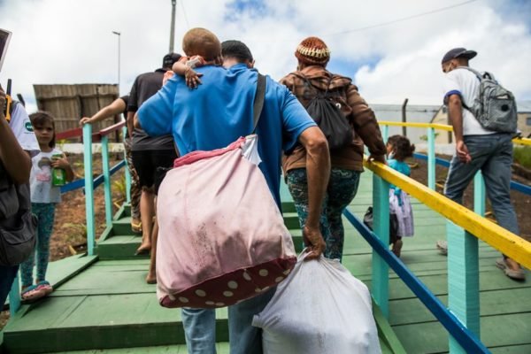 Foto colorida de refugiados da Venezuela que fazem parte do “Acolhidos por meio do trabalho” - Metrópoles