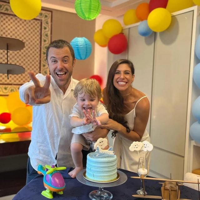 Kayky Brito com Kael, de 2 anos, e a esposa Tamara Dalcanale