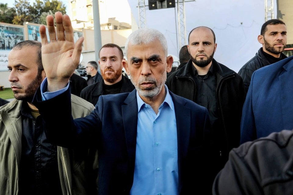 Imagem colorida mostra homem mostrando a palma da mão Yahya Sinwar, líder do grupo extremista Hamas que pensou ataques contra Israel - Metrópoles