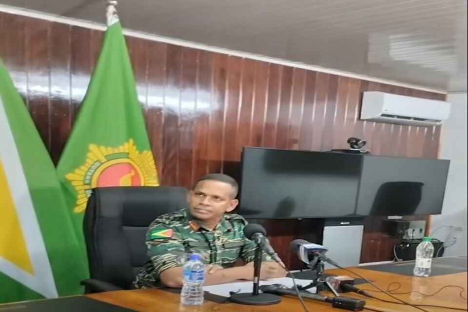 Imagem colorida do chefe da Força de Defesa da Guiana, o brigadeiro Omar Khan. - Metrópoles