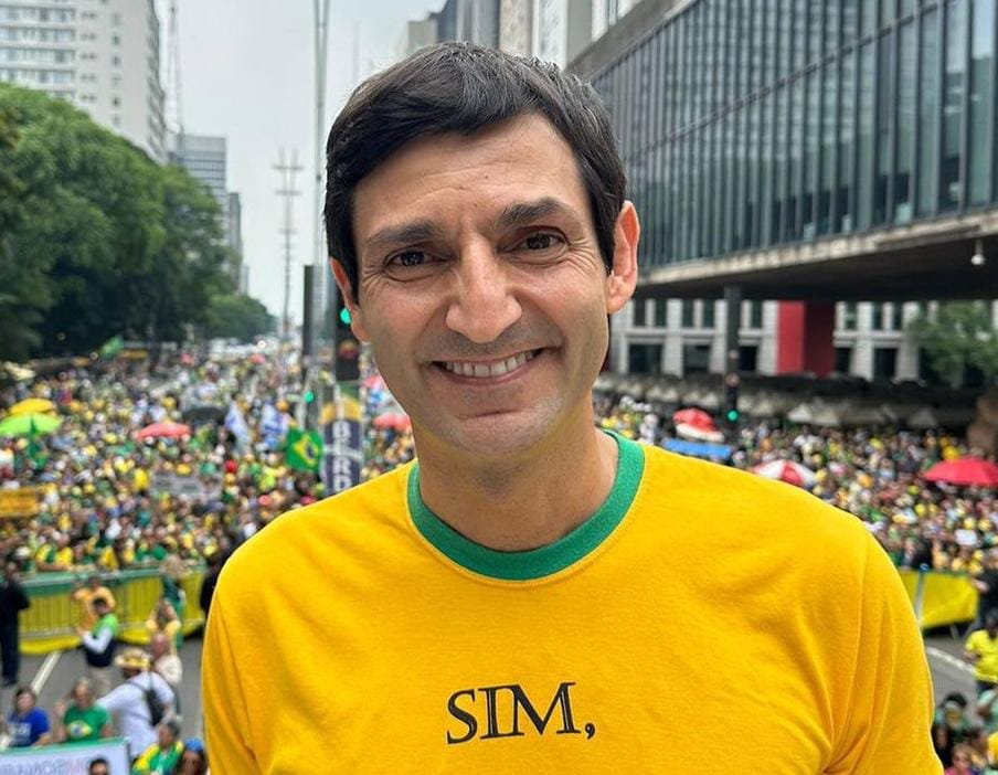 Imagem de homem branco com camiseta amarela na Avenida Paulista - Metrópoles