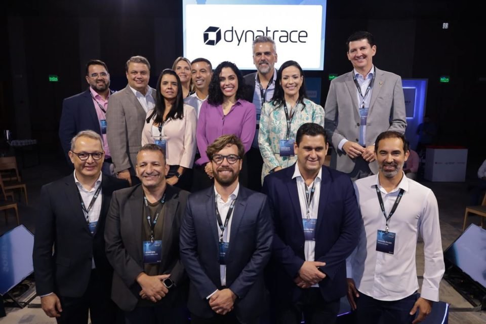 Prefeitos e lderes de tecnologia em foto conjunta na Anciti Awards 2023