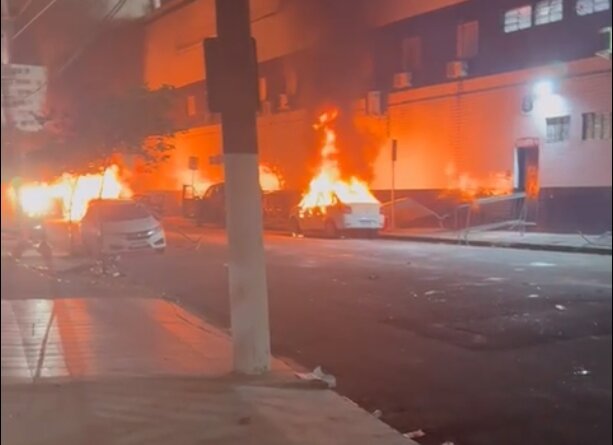 Foto colorida mostra carro sendo incendiado