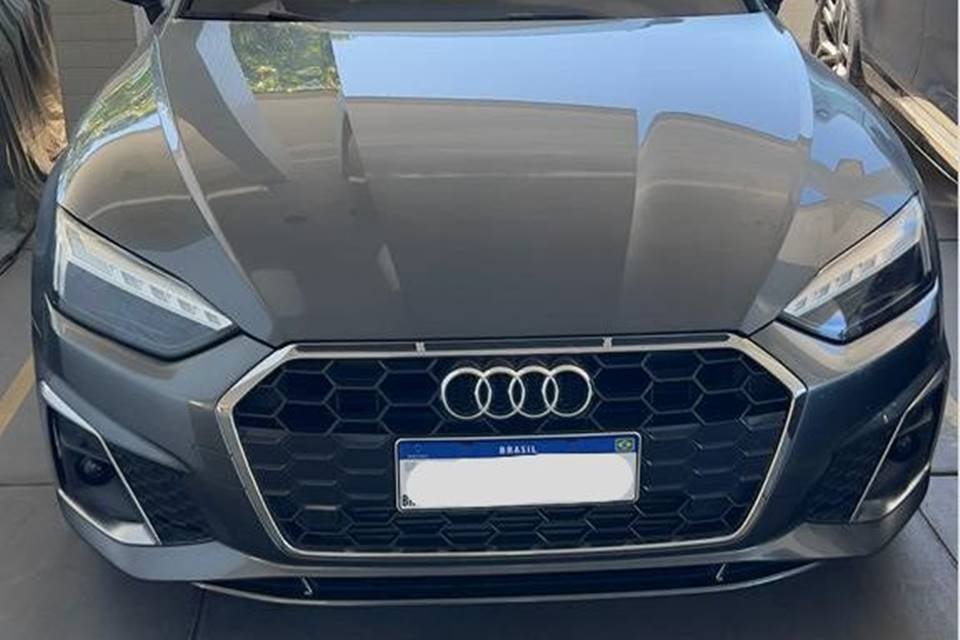 carro de luxo de cor cinza com a placa censurada