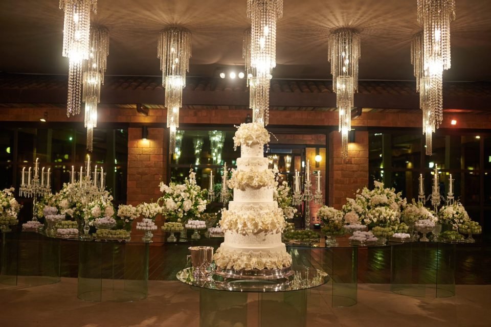 Mesa de bolo decorada em casamento - Metrópoles
