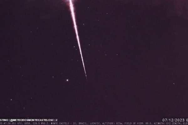 Imagem colorida de meteoro passando no céu - metrópoles