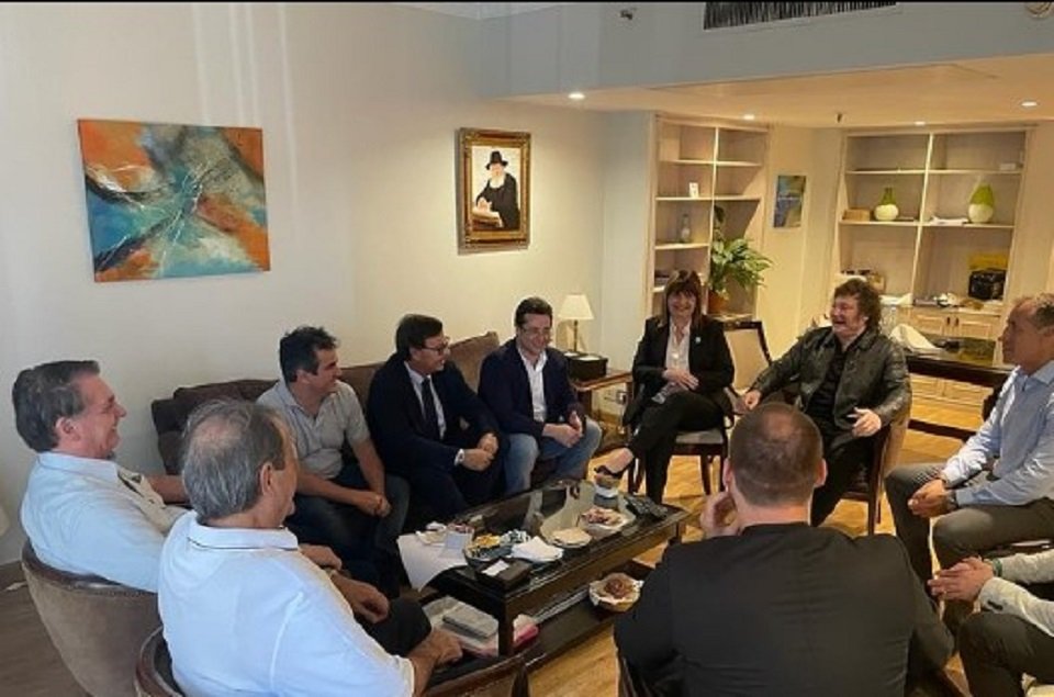 Imagem do encontro de Jair Bolsonaro com Javier Milei - Metrópoles