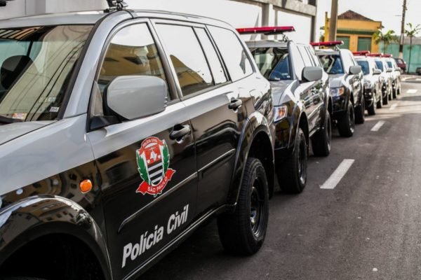 Imagem colorida mostra carros da Polícia Civil estacionados em fila; corporação prendeu homem acusado de esfaquear a ex-namorada - Metrópoles