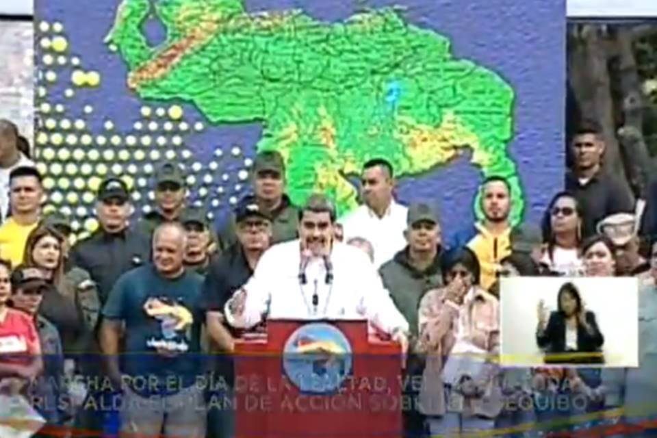 Imagem colorida mostra o presidente da venezuela Nicolás maduro em evento público - Metrópoles