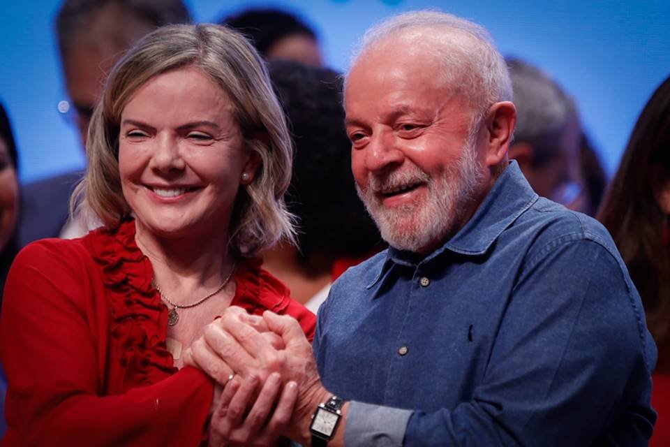 imagem colorida do presidente Lula e de Gleisi Hoffmann - Metrópoles