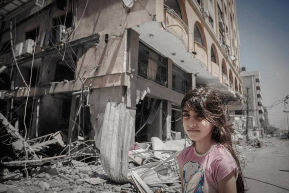 Menina em escombros na faixa de Gaza