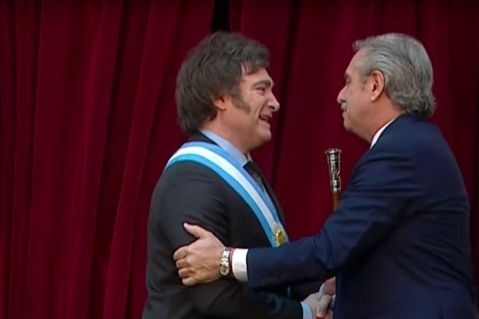 Imagem colorida da posso do presidente da Argentina Javier Milei - Metrópoles