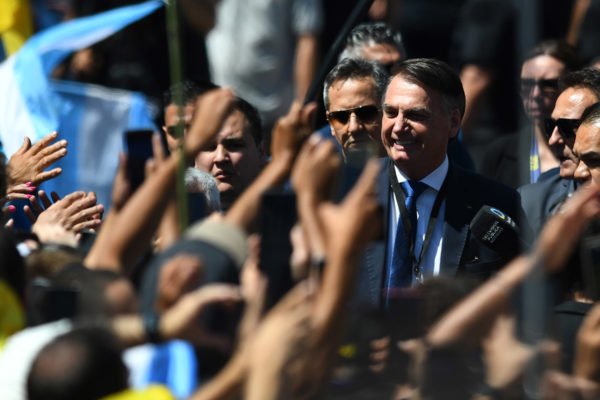 O ex-presidente do Brasil Jair Bolsonaro cumprimenta apoiadores enquanto participa da cerimônia de posse de Javier Milei no Congresso Nacional