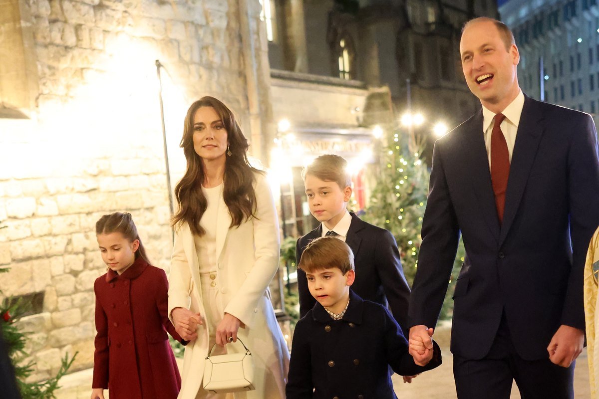 Princesa Charlotte e príncipe George estampam cartão de Natal