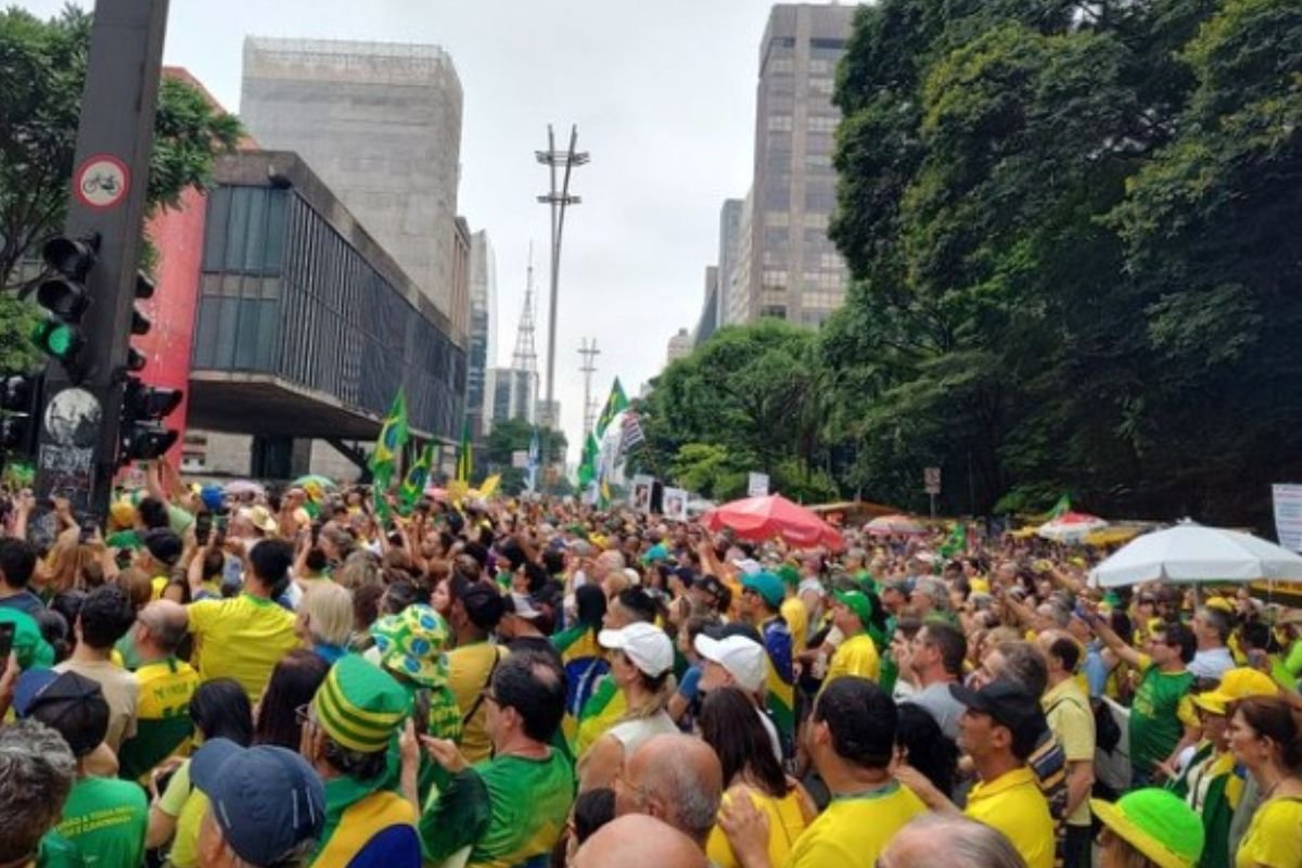 Imagem colorida de manifestantes na frente do Masp - Metrópoles