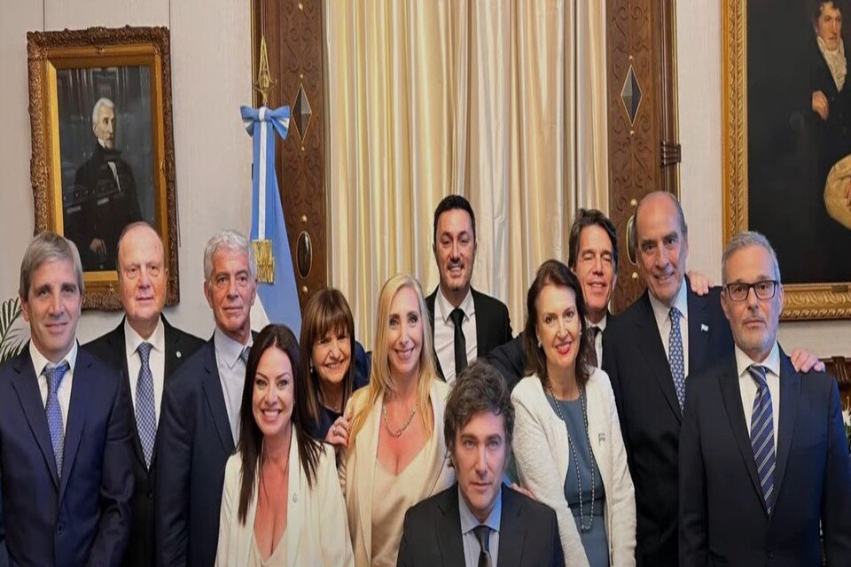 Imagem colorida da primeira foto oficial do agora presidente da Argentina, Javier Milei, com seus ministros - Metrópoles