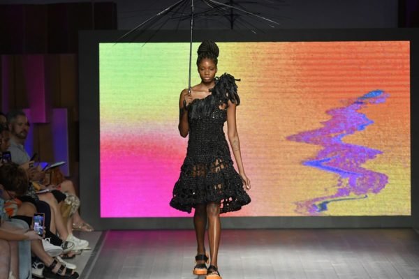 Trama Afetiva no Brasil Eco Fashion Week 2023. Modelo desfila look preto feito de náilon de guarda-chuva - Metrópoles