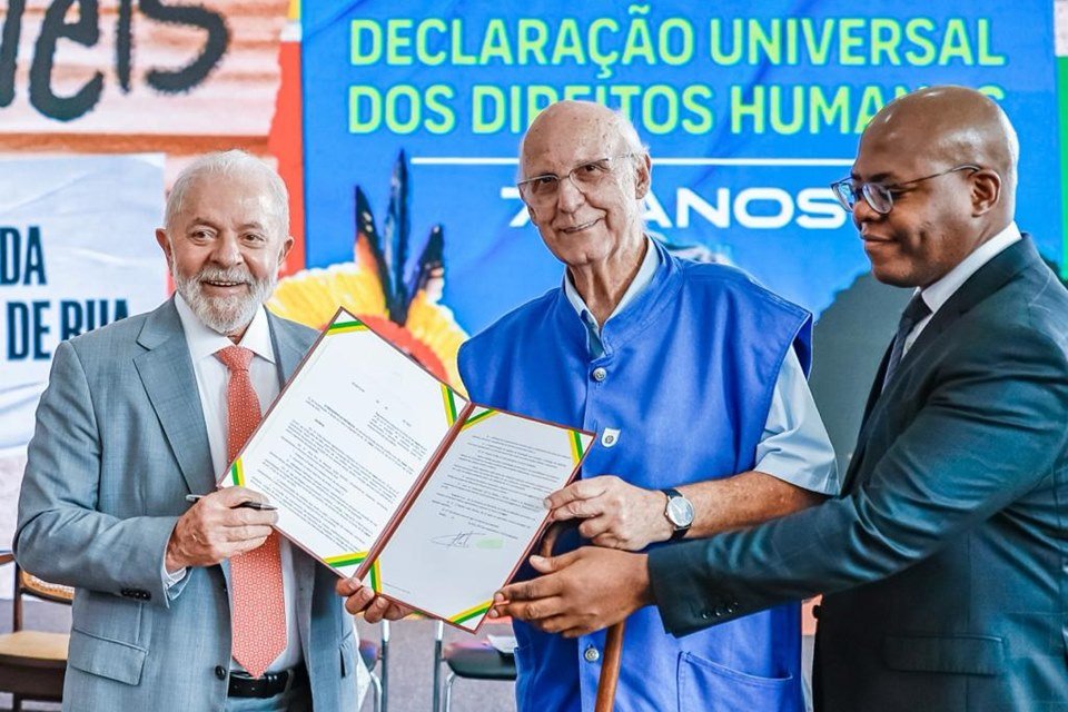 Imagem colorida de Lula, Padre Júlio Lancellotti e Silvio Almeida; lei com o nome do padre foi aprovada pelo governo federal - Metrópoles