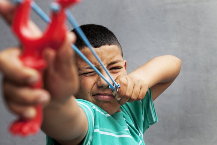 Os perigos das armas de brinquedo para os olhos.