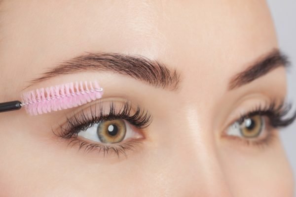 Mulher branca, olhos castanhos, c&iacute;lios longos. A 