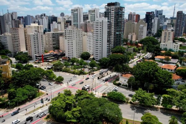 Imagem colorida mostra foto aérea da Avenida Rebouças, em SP, com prédios em meio a árvores - Metrópoles