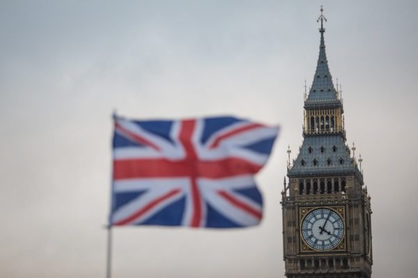 Imagem colorida da bandeira do Reino Unido. Ao fundo, o Big Ben - Metrópoles