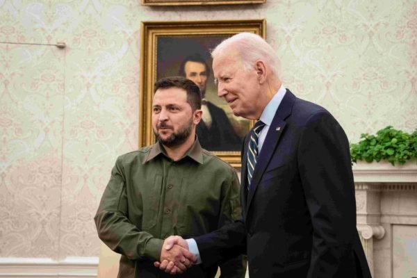 Imagem colorida de Biden e Zeenskyy apertando as mãos - Metrópoles