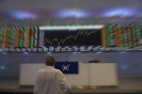 Imagem de homem observando o painel da Bolsa de Valores do Brasil, a B3 - Metrópoles
