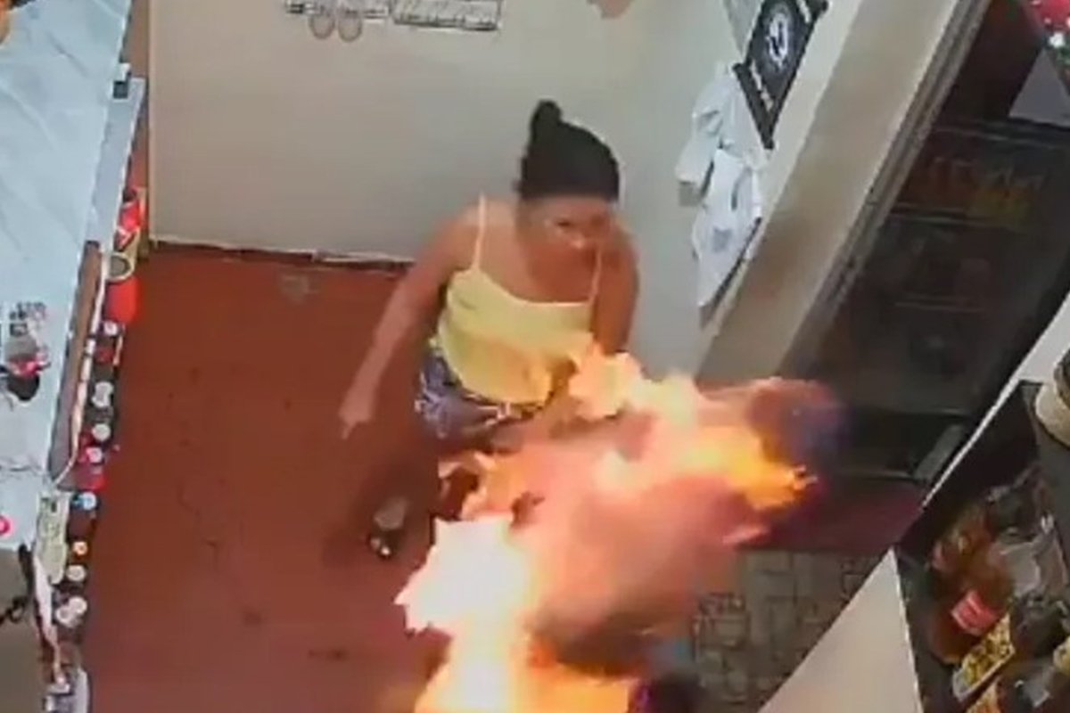 Imagem de câmera de segurança de mulher tacando fogo em marido