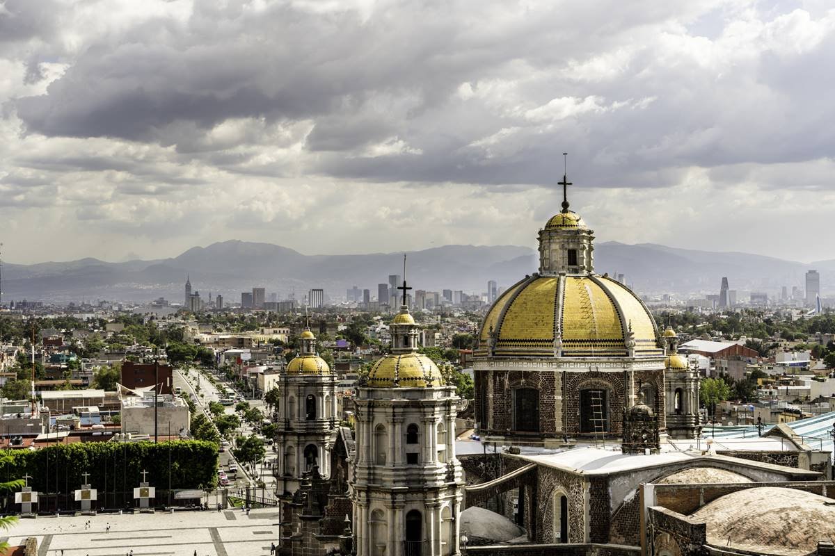 Foto colorida de basílica de Nossa Senhora de Guadalupe, na Cidade do México - Metrópoles
