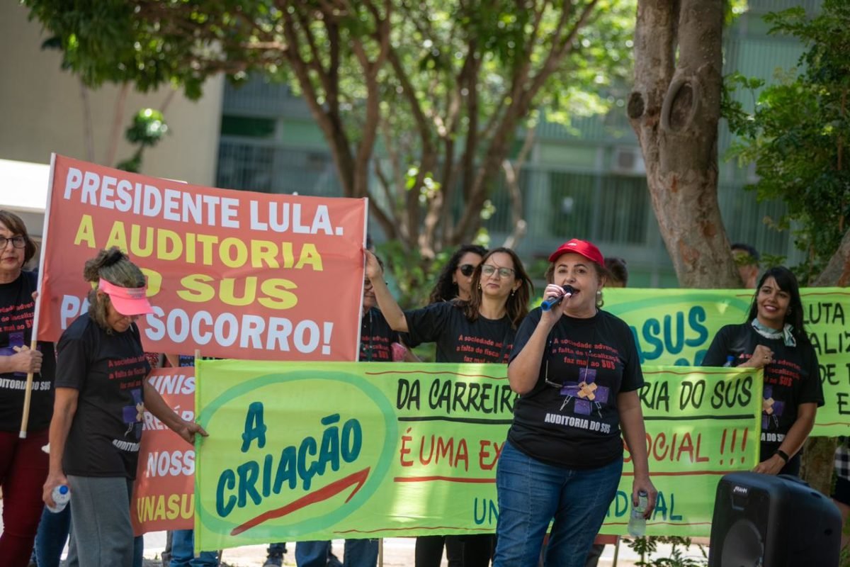 Fotografia colorida mostrando pessoas manifestando em frente à ministério-Metrópoles