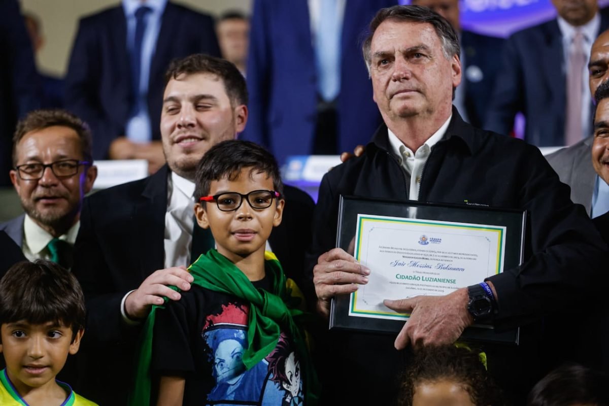 Ex-presidente Jair Bolsonaro recebe título de cidadão luzianense da Câmara de Vereadores de Luziânia - Metrópoles