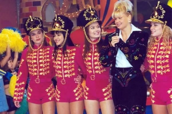 Paquitas e Xuxa são clicadas juntas, no palco - Metrópoles
