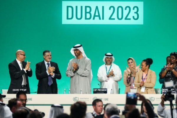 Líderes da COP28 anunciam texto final com acordo para transição do uso de combustível fóssil