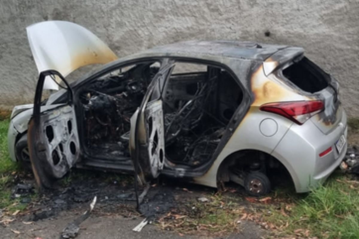 Em foto colorida carro Hyundai HB2o queimado - Metrópoles