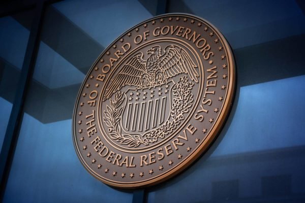 Imagem colorida do escudo do Federal Reserve, o Banco Central dos Estados Unidos - Metrópoles